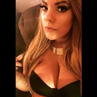 AlexisFoxx Naakte Lekken OnlyFans Foto 1