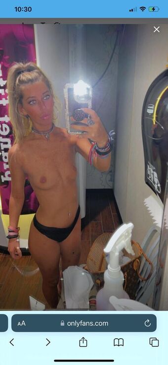 Ally Lyons Naakte Lekken OnlyFans Foto 11