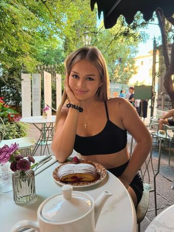 ana_beregoi Naakte Lekken OnlyFans Foto 21