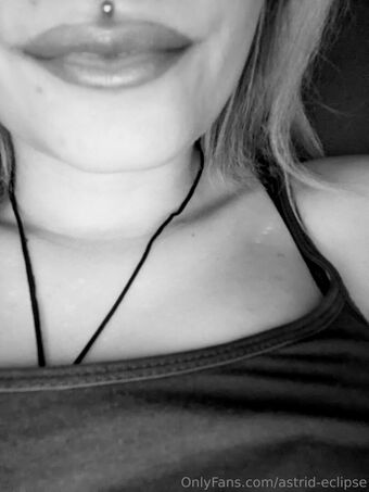astrid-eclipse Naakte Lekken OnlyFans Foto 17