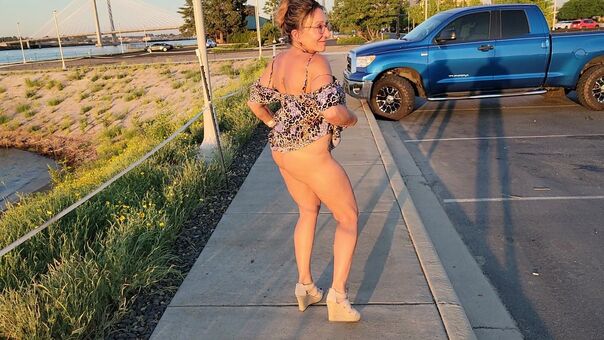 BikiniMilfMom55 Naakte Lekken OnlyFans Foto 14