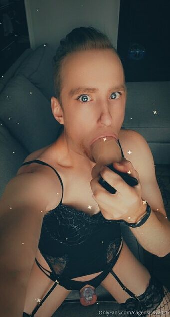 cagedsissy2020 Naakte Lekken OnlyFans Foto 13