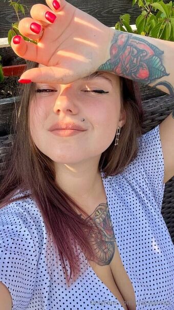 crazygirlsss Naakte Lekken OnlyFans Foto 2