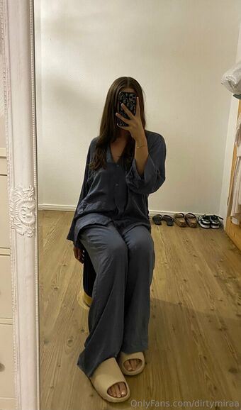 dirtymiraa Naakte Lekken OnlyFans Foto 22