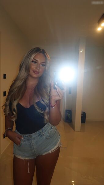 ema.mic Naakte Lekken OnlyFans Foto 9