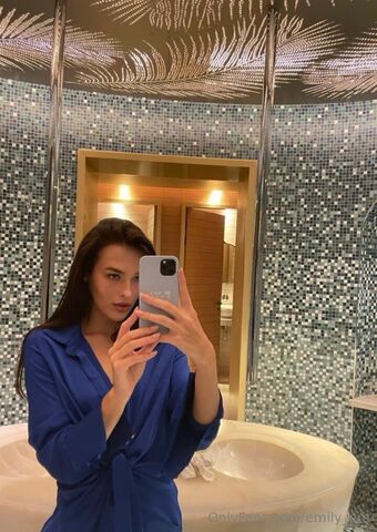 emily_em Naakte Lekken OnlyFans Foto 1