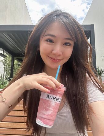 Emily Wang Naakte Lekken OnlyFans Foto 44