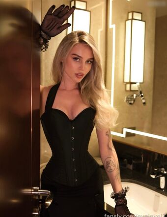 Eva Level Naakte Lekken OnlyFans Foto 21