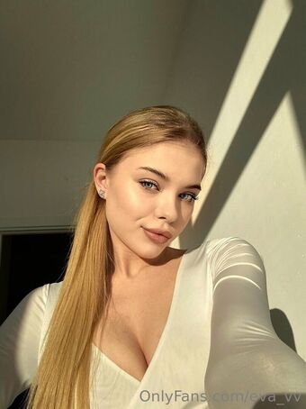 eva_vv Naakte Lekken OnlyFans Foto 2
