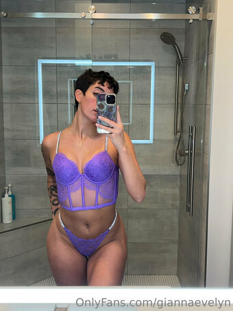 Gianna Evelyn Naakte Lekken OnlyFans Foto 43