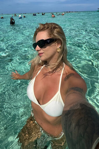Isabela Moretti Naakte Lekken OnlyFans Foto 15