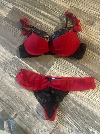 kellylilred Naakte Lekken OnlyFans Foto 18
