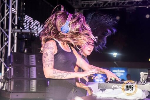 Krewella Naakte Lekken OnlyFans Foto 24