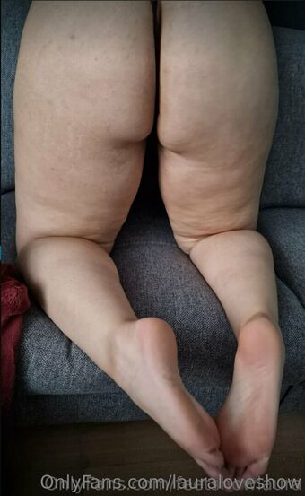lauraloveshow Naakte Lekken OnlyFans Foto 3