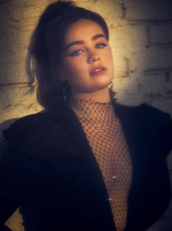 Mary Mouser Naakte Lekken OnlyFans Foto 7