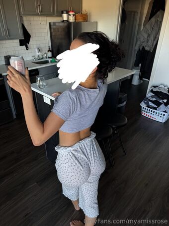 myamissrose Naakte Lekken OnlyFans Foto 1