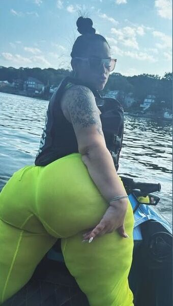 neeyce_ Naakte Lekken OnlyFans Foto 1