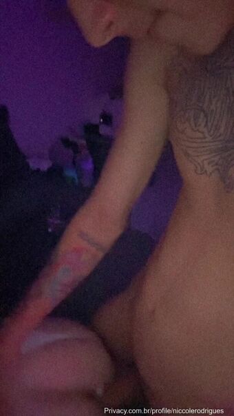 Nicole Rodrigues Naakte Lekken OnlyFans Foto 2