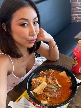 nicoledoshitv Naakte Lekken OnlyFans Foto 10