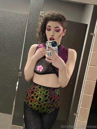 Nixi XS Naakte Lekken OnlyFans Foto 11