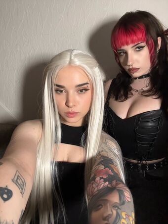 NYYXXII Naakte Lekken OnlyFans Foto 2