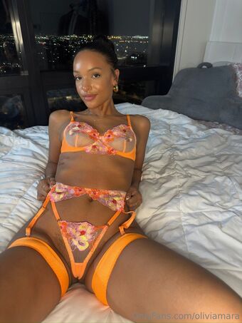 Olivia Amara Naakte Lekken OnlyFans Foto 17