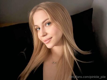 pinkiie_piie Naakte Lekken OnlyFans Foto 72