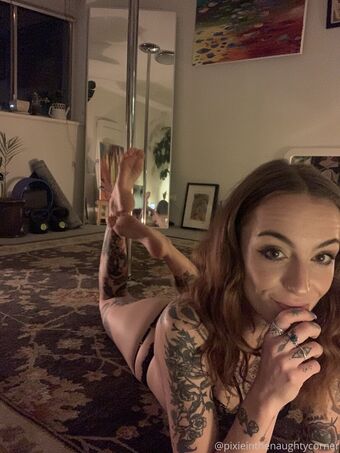 pixieinthenaughtycorner Naakte Lekken OnlyFans Foto 3