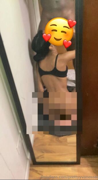 prettyvanesssa Naakte Lekken OnlyFans Foto 4