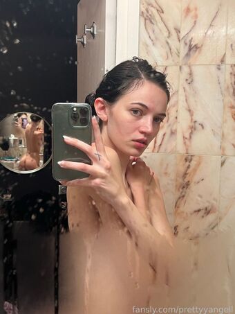 prettyyangell Naakte Lekken OnlyFans Foto 5
