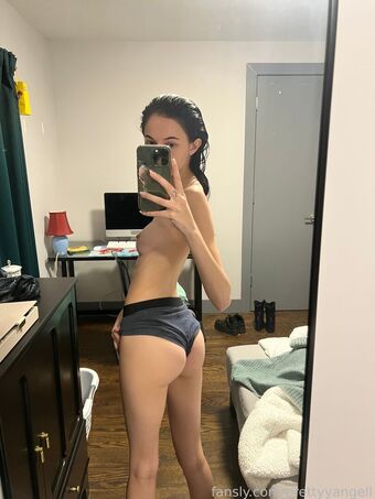 prettyyangell Naakte Lekken OnlyFans Foto 20