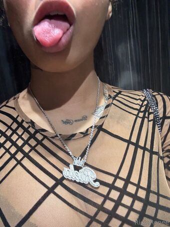 rielarenee Naakte Lekken OnlyFans Foto 17