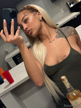 rielarenee Naakte Lekken OnlyFans Foto 19