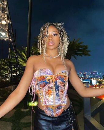 Riele Downs Naakte Lekken OnlyFans Foto 13