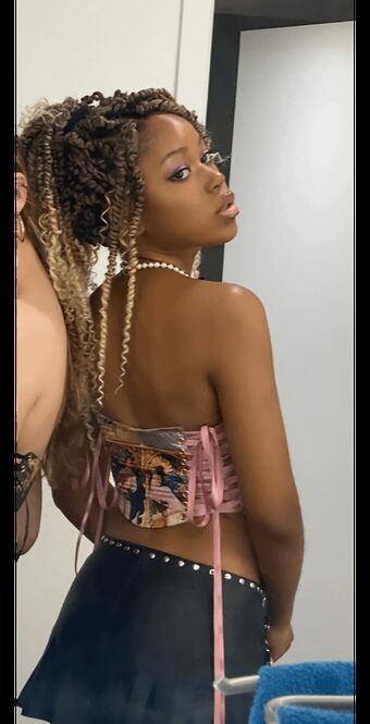 Riele Downs Naakte Lekken OnlyFans Foto 14