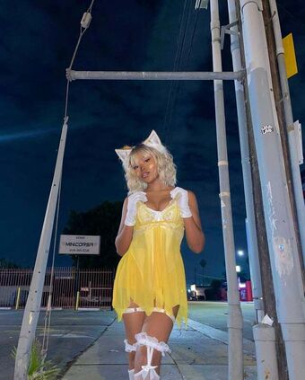 Riele Downs Naakte Lekken OnlyFans Foto 17