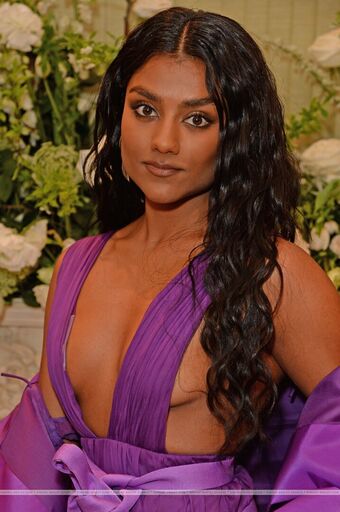 Simone Ashley Naakte Lekken OnlyFans Foto 163