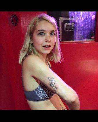Snailmail Naakte Lekken OnlyFans Foto 6