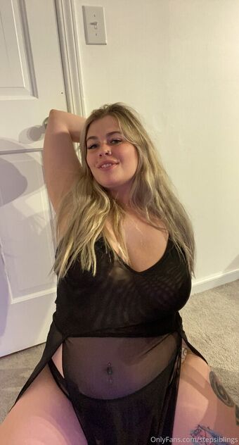 stepsiblings Naakte Lekken OnlyFans Foto 32