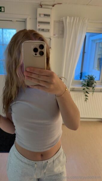 styvdottern Naakte Lekken OnlyFans Foto 2