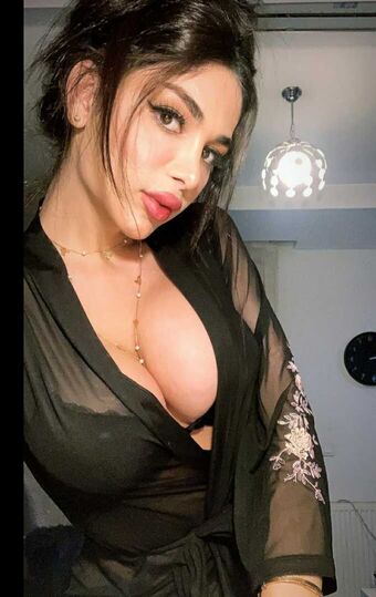 TS Nour Naakte Lekken OnlyFans Foto 9