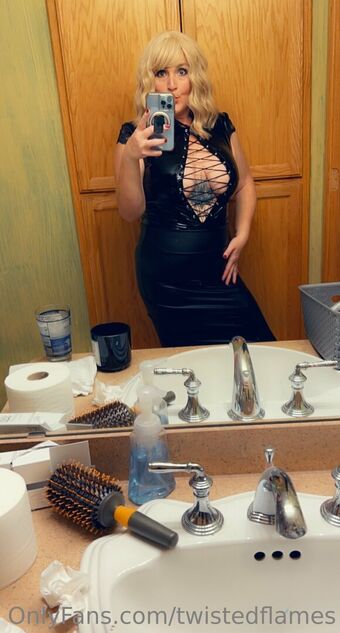 twistedflames Naakte Lekken OnlyFans Foto 8