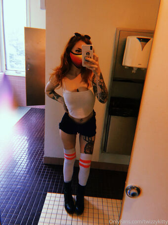 Twizzykitty Naakte Lekken OnlyFans Foto 25